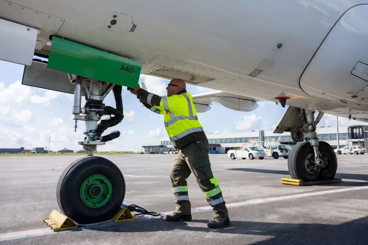 Line maintenance tech